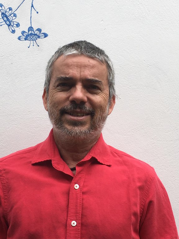 Prof. Fernando Silveira Franco. Hombre blanco con cabello gris corto, barba gris y ojos oscuros.