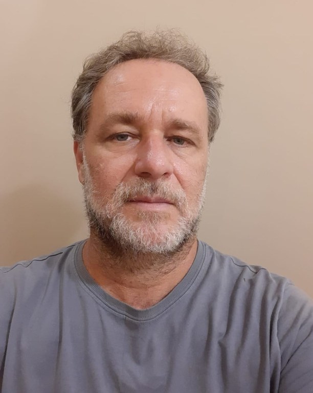 Prof. Luiz Antonio Cabello Norder. Hombre blanco con pelo corto rubio y gris, barba gris y ojos azules.